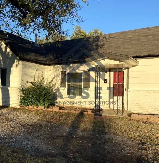 property at 1419 S Dille Ave