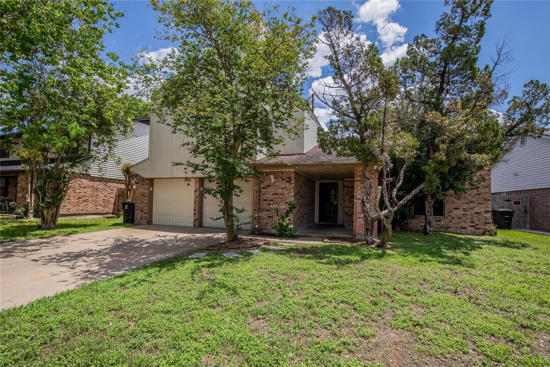 10106 Lost Trail St in Houston, TX - Building Photo