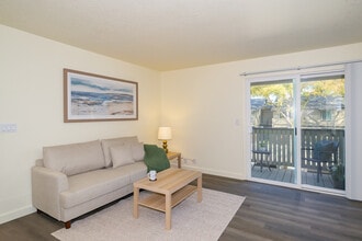 Almondwood Apartments in Davis, CA - Foto de edificio - Interior Photo