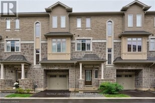 2012 Deerview Common in Oakville, ON - Building Photo