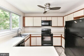 11729 Summerchase Cir-Unit -1729A in Reston, VA - Foto de edificio - Building Photo