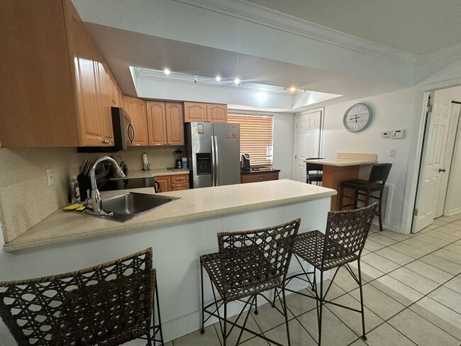 740 NE 37th St in Oakland Park, FL - Building Photo - Building Photo