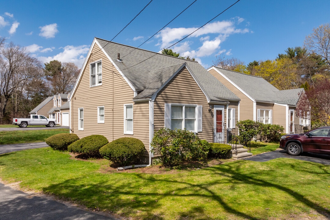 White Oaks Condominiums in Foxboro, MA - Foto de edificio