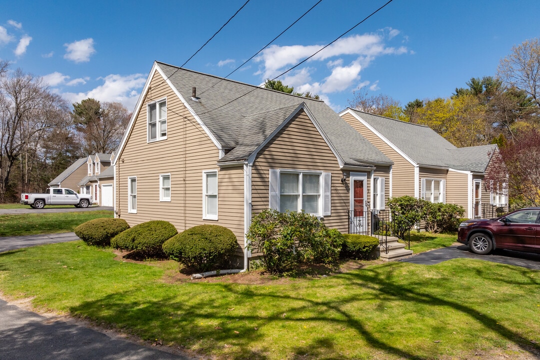 White Oaks Condominiums in Foxboro, MA - Building Photo