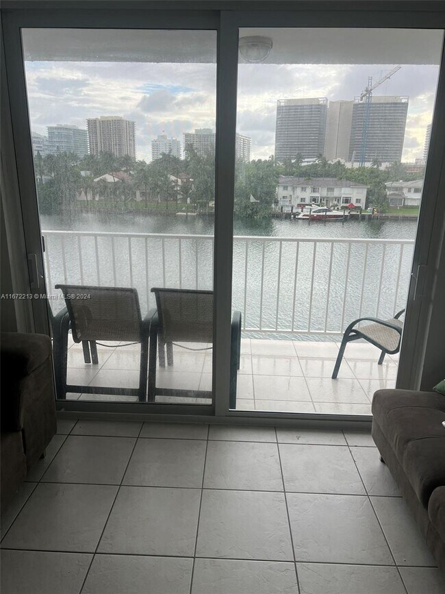 9721 E Bay Harbor Dr, Unit 4E in Bay Harbor Islands, FL - Foto de edificio - Building Photo