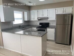 123 W Victoria Ct in Greenville, NC - Building Photo - Building Photo