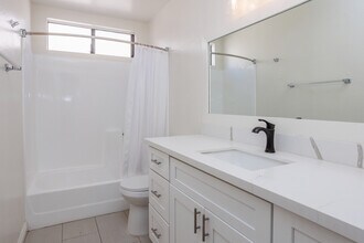 450-456 Coronado Ave in Long Beach, CA - Building Photo - Interior Photo