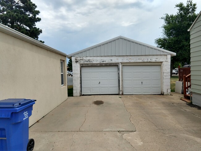 24 S Pine St in Vermillion, SD - Foto de edificio - Building Photo