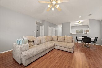 205 Colony Lake Ln in Dickinson, TX - Building Photo - Building Photo