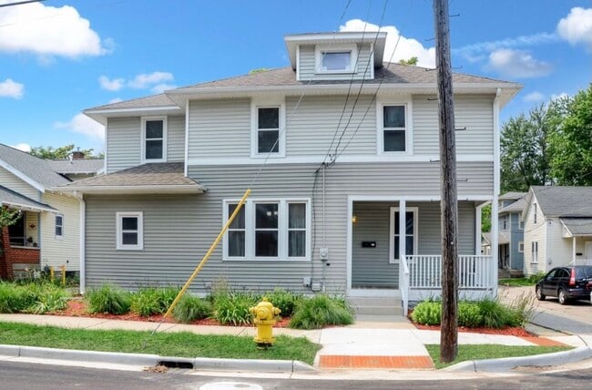 916 Zeeland Ct NE in Grand Rapids, MI - Foto de edificio - Building Photo