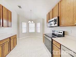 9822 Vandenberg Way in San Antonio, TX - Foto de edificio - Building Photo