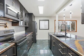 729 W Augusta Ave in Spokane, WA - Foto de edificio - Building Photo