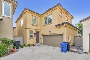 1067 Sea Glass Wy in San Diego, CA - Building Photo