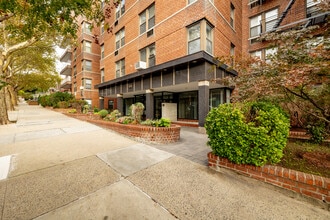 Warner House in Forest Hills, NY - Building Photo - Building Photo