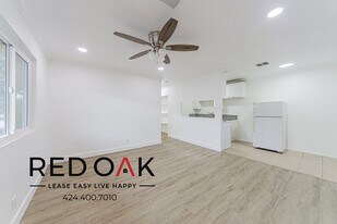 13043 Vanowen St, Unit 5 in Los Angeles, CA - Building Photo