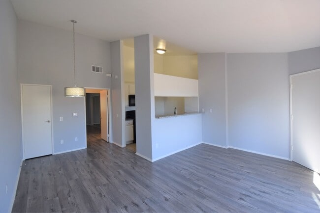 15520 Foothill Blvd in Los Angeles, CA - Building Photo - Building Photo