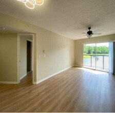 600 Crestwood Ct N in Royal Palm Beach, FL - Building Photo - Building Photo