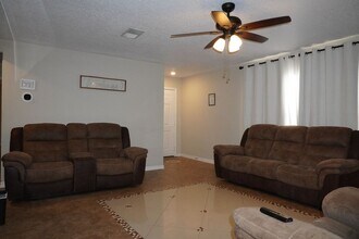 3632 Candlehill in San Antonio, TX - Foto de edificio - Building Photo