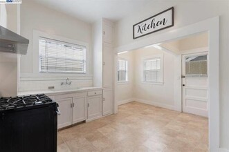 5484 Vicente Way in Oakland, CA - Building Photo - Building Photo