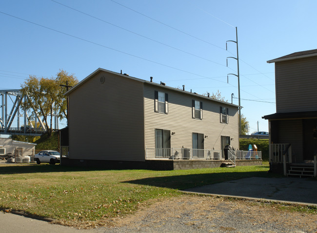 907 Florence St in Belpre, OH - Foto de edificio - Building Photo