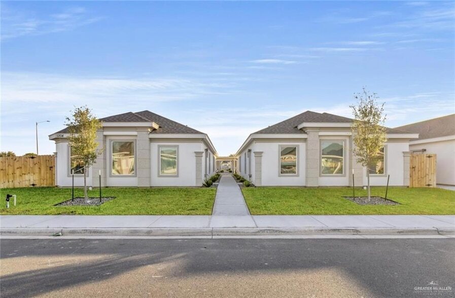 1204 Shavano Dr, Unit 2 in Edinburg, TX - Building Photo