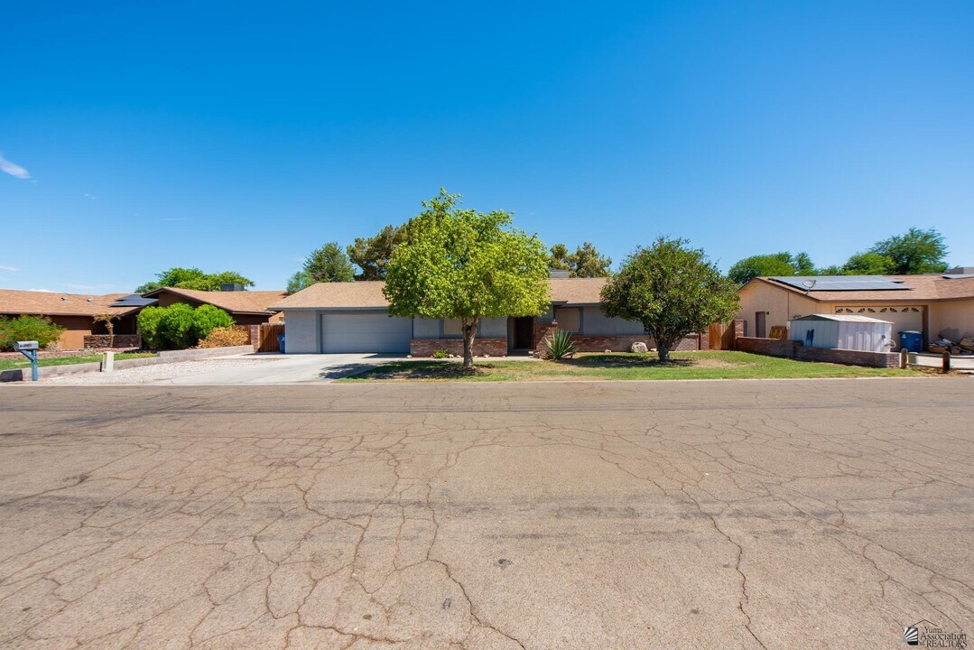 3460 E Sombra Ln in Yuma, AZ - Building Photo