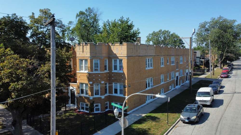 9000 S Dauphin Ave in Chicago, IL - Building Photo