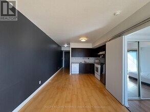 22 Wellesley St E in Toronto, ON - Building Photo - Building Photo