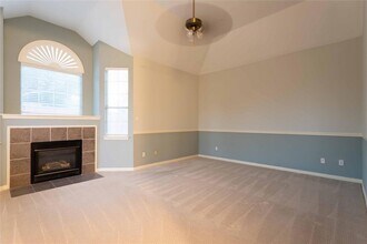 136 Merideth Dr in Murphy, TX - Foto de edificio - Building Photo