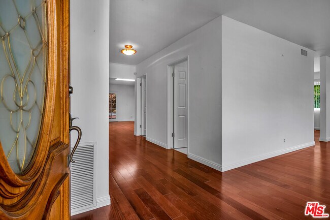 2925 Dona Susana Dr in Los Angeles, CA - Building Photo - Building Photo