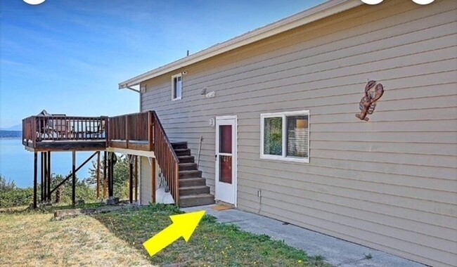 1435 Crestview Dr in Camano, WA - Foto de edificio - Building Photo