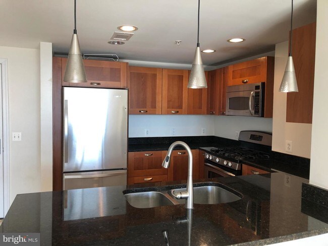 2451 Midtown Ave-Unit -711 in Alexandria, VA - Building Photo - Building Photo