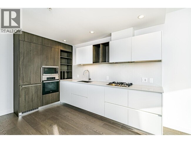 6000 McKay Ave in Burnaby, BC - Building Photo - Building Photo