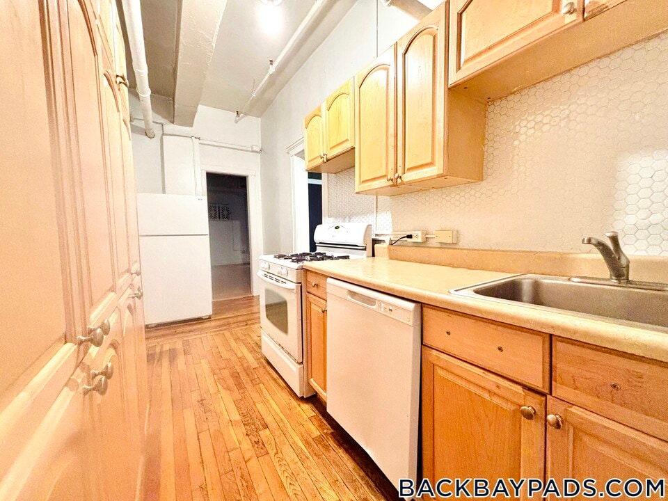 6 Marlborough St in Boston, MA - Building Photo