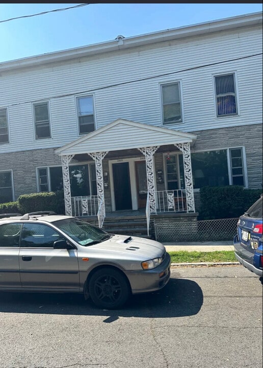 2421 6th Ave in Watervliet, NY - Foto de edificio