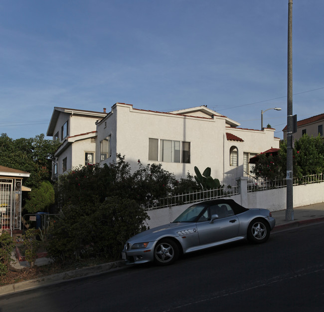 987 White Knoll Dr in Los Angeles, CA - Foto de edificio - Building Photo