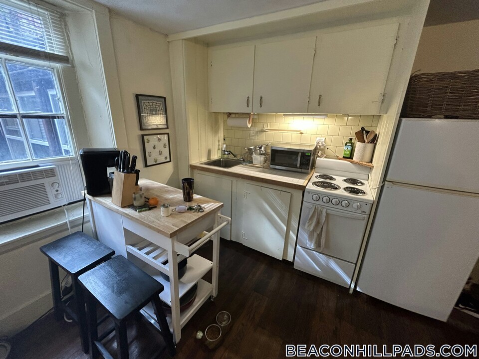 90 Myrtle St in Boston, MA - Building Photo