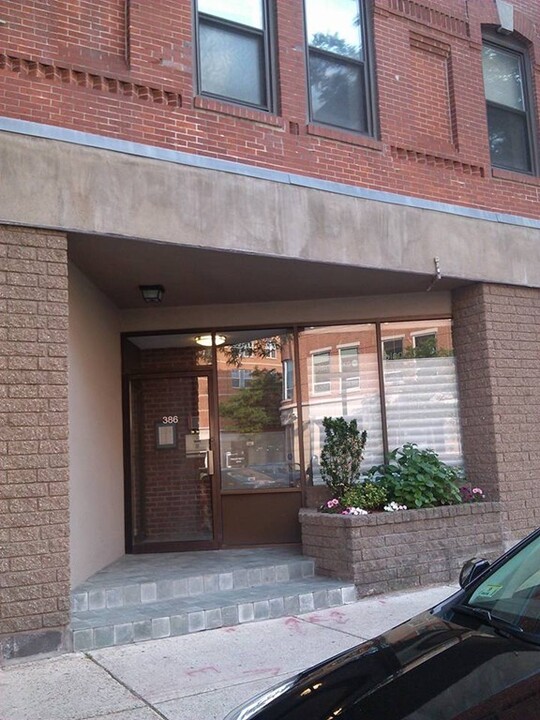 386 Commercial St, Unit 5B in Boston, MA - Building Photo