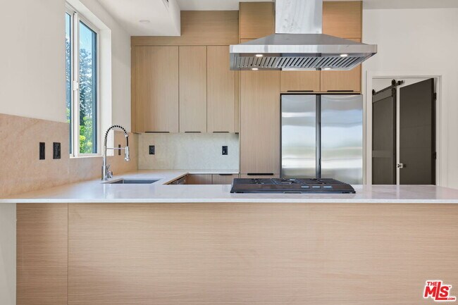 2133 S Longwood Ave in Los Angeles, CA - Building Photo - Building Photo