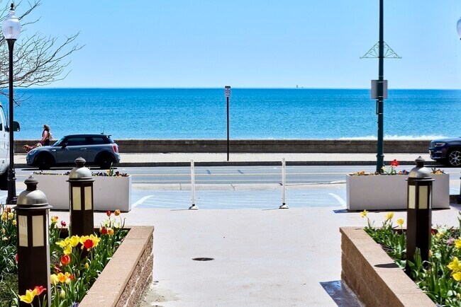 360 Revere Beach Blvd, Unit 313 in Revere, MA - Foto de edificio - Building Photo