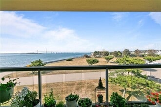 1204 Capella S in Newport, RI - Foto de edificio - Building Photo