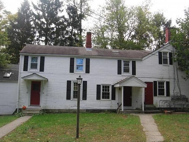 14 Farm Ln in Hyde Park, NY - Building Photo - Building Photo