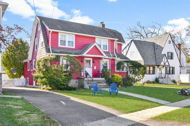 1083 Hunter Ave in Pelham Manor, NY - Building Photo - Building Photo