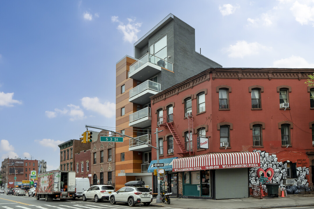 261 Union Ave in Brooklyn, NY - Building Photo