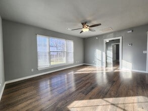 7642 SW Regional Airport Blvd in Bentonville, AR - Building Photo - Building Photo