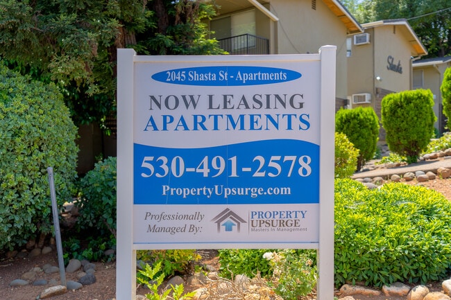 2045 Shasta St in Redding, CA - Foto de edificio - Other