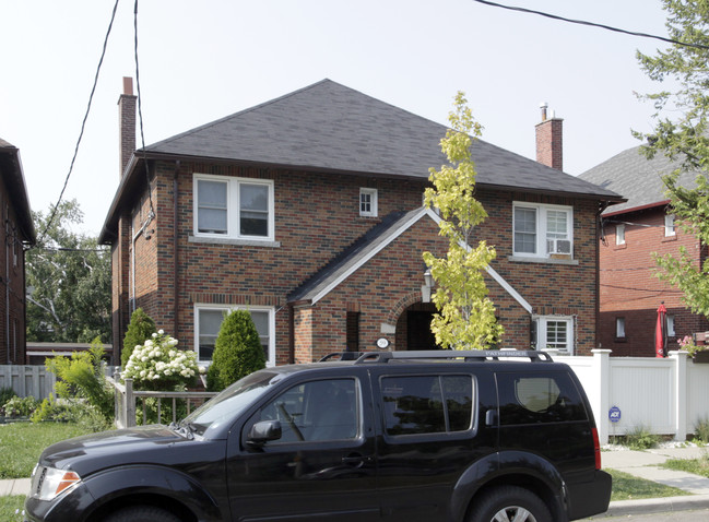 59-61 Claxton Blvd in Toronto, ON - Building Photo - Primary Photo