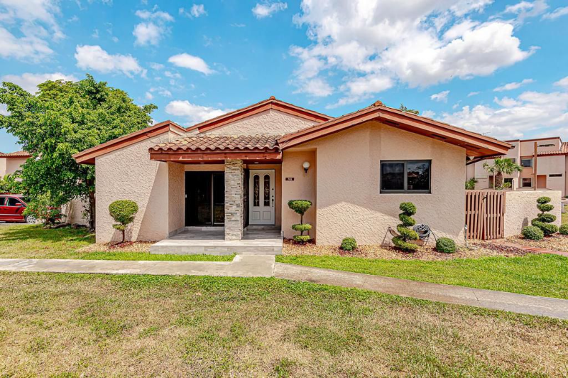 740 NW 105th Pl in Miami, FL - Building Photo