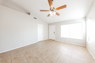 7767 W Flynn Ln in Glendale, AZ - Building Photo - Building Photo