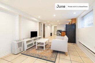 Private bedroom in 3 bed/1 bath Home in Chicago, IL - Building Photo - Building Photo